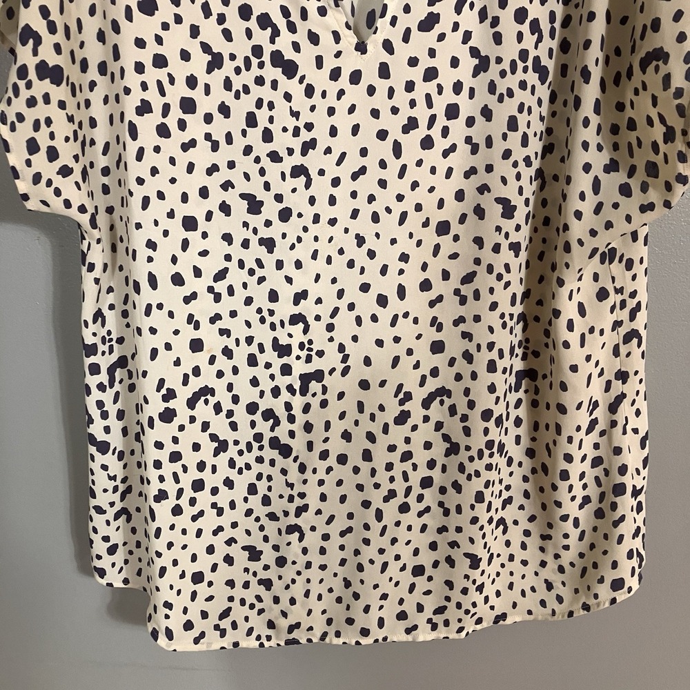Cabi Meow Top #4343 Off White Blue Purple Print Blouse Size M Spotted - Picture 4 of 11